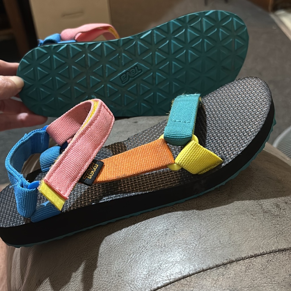 🎈SOLD🎈TEVA women’s🎀 SOLD 🎀 4.5 or youth Girls Multicolor Strap Sandals